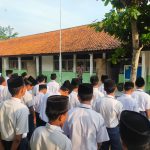 Apel Pagi di SMP Islam Pegandon, Kapolsek Karangdadap Tekankan Pentingnya Demokrasi yang Bertanggung Jawab.