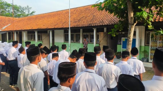 Apel Pagi di SMP Islam Pegandon, Kapolsek Karangdadap Tekankan Pentingnya Demokrasi yang Bertanggung Jawab.
