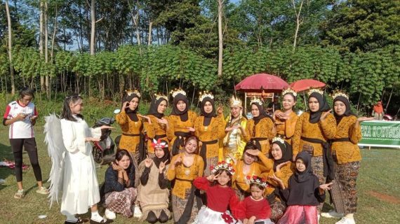 Lautan Warna Meriahkan Karnaval Spektakuler Dukuh Seprih