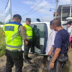 Mobil Boks Pengangkut  MBG Oleng di Kedungwuni, Tabrak Pagar dan Terguling, Sopir  Punya SIM Kedaluwarsa. 