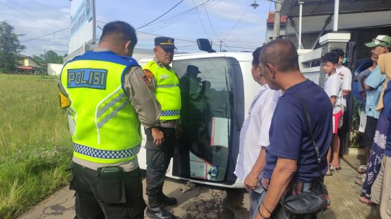 Mobil Boks Pengangkut  MBG Oleng di Kedungwuni, Tabrak Pagar dan Terguling, Sopir  Punya SIM Kedaluwarsa. 